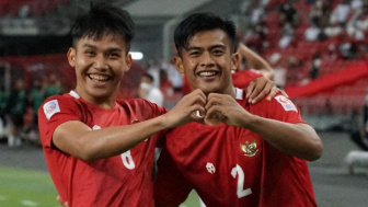 Bek Timnas Pratama Arhan Mudik Bareng Azizah Salsha, Sepatunya Malah Bikin Gagal Fokus, Kenapa?