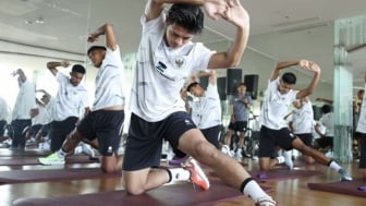 Tak Jadi Bela Timnas Indonesia U-23, Bek PSIS Semarang Alfeandra Dewangga Terlihat Ikut Sesi Latihan Timnas Senior di Surabaya