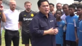 Kunjungi Anak-Anak Papua yang Berlatih Sepak Bola di PFA, Erick Thohir: Ada yang Harus Berjalan 8 Jam demi Berlatih