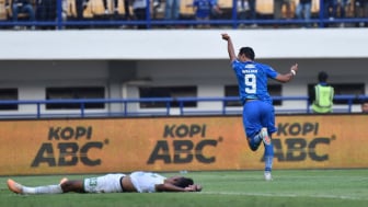 Alasan Mulia Ezra Walian Selalu Cium Tato usai Cetak Gol untuk Persib Bandung