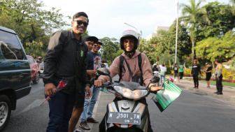 Pesan Sejuk Bonek lewat Aksi Bagi Bunga untuk Kendaraan Plat N Jelang Persebaya vs Arema FC