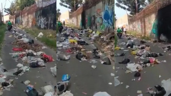 Bandung Lautan Sampah? Viral Pemandangan Kumuh di Jalanan Belakang Komplek Setra Duta: Nggak Mungkin Nunggu Pandawara