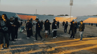 Ungkapan Perasaan Keluarga Korban ketika Diberi Kesempatan Masuk Stadion Kanjuruhan sebelum Dibongkar dan Dibangun Kembali oleh Pemerintah