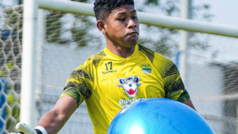 Persib Bandung Unggah Foto Latihan, Netizen Fokus ke Sheva Sanggasi hingga Meminta Sang Kiper Ganti Sepatu