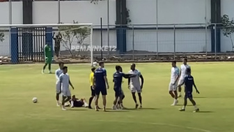 MEMANAS! Video Detik-Detik Dua Bek Persib Nyaris Baku Hantam, Terlihat Victor Igbonefo Terus Menyerang Nick Kuipers