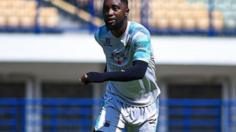 Persib Bandung Unggah Foto Latihan, Bobotoh Heboh: Levy Madinda atau Tyronne del Pino