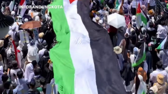 Viral! Bendera Palestina Raksasa Dibentangkan Massa Aksi di Bandung