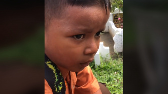 Viral Seorang Anak Kecil Berdoa di Depan Makam Sang Ibu Bikin Warganet Auto Mewek