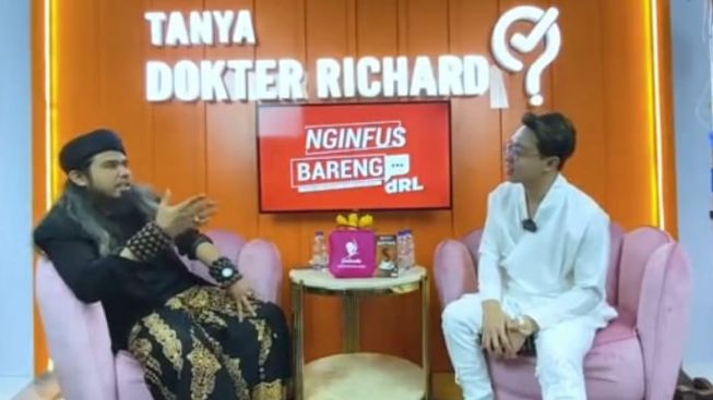 Debat Sengit Gus Samsudin vs Richard Lee Soal Penyebab Kanker Payudara, Jawaban Dukun "Sakti" Bikin Netizen Marah