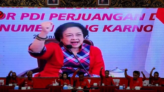 Petugas Partai Naikkan Harga BBM, Sejumlah Politisi PDIP yang Jadi DPO" Netizen