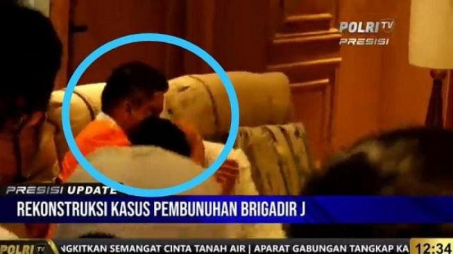 Ferdy Sambo dan Putri Candrawathi Berpelukan Saat Brigadir J Meregang Nyawa
