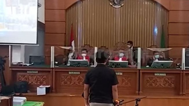 VIDEO KEJUTAN  di Ruang Sidang, Bharada E Memburu Kaki Ibunda Brigadir J, Menangis dan Minta Maaf