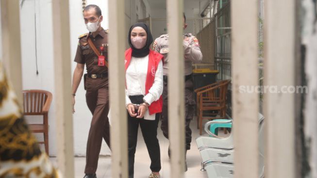 Masih Bingung dengan Kasus yang Dihadapi, Begini Doa Medina Zein