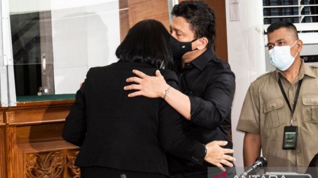 Momen Dramatis Peluk Cium Ferdy Sambo dan Putri Candrawathi Disambut Teriakan Tamu di Ruang Sidang