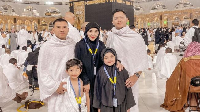 Masya Allah, Ashanty Boyong 50 Orang Pergi Umrah: Gantian