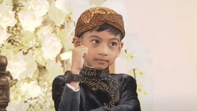Kakak hingga Keponakan Kaesang Pangarep Ikut Ramaikan Momen 'Nyebar Udik-udik', Warganet Sorot Jan Ethes: Paling Semangat