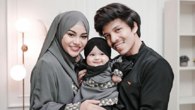Atta Halilintar dan Aurel Hermansyah Bagikan Momen Baby Ameena Ikut Kondangan Pertama Kali, Doakan Kaesang dan Erina Langgeng, Ini Kata Warganet