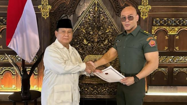 Dapatkan Pangkat hingga Diberi Gaji oleh Negara, Deddy Corbuzier Langsung Disentil Susi Pudjiastuti dan Netizen