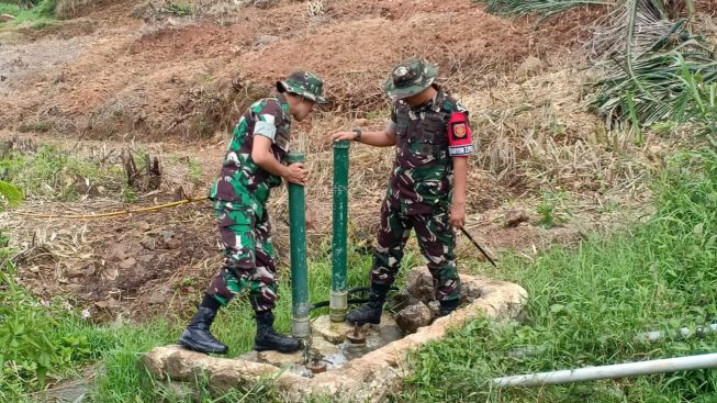 Distribusi Air Bersih di Desa Lebak Muncang Kabupaten Bandung Kini Lebih Maksimal Berkat Bantuan Prajurit Kostrad