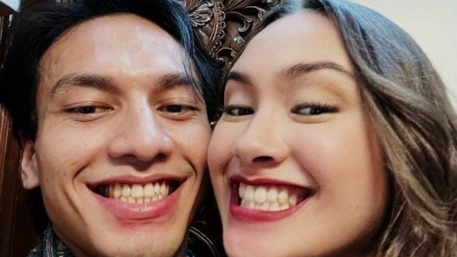 Jefri Nichol dan Caitlin Halderman Pamer Bibir Merah Bekas Lipstick, Netizen: habis ngapain tuh?