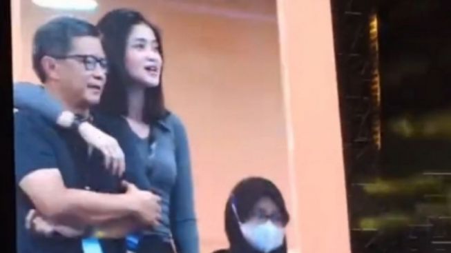 Viral di Media Sosial! Rocky Gerung Keciduk Dirangkul Sosok Cantik Ini saat Nonton Konser Dewa 19, Warganet Auto Doakan Berjodoh!