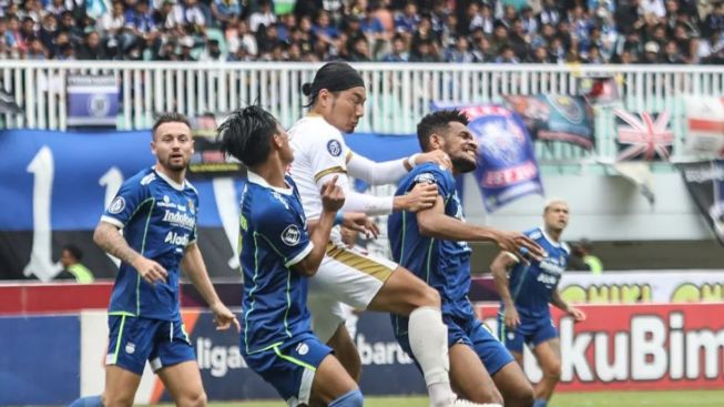 Terpeleset! Persib Bandung Dikalahkan PSM Makassar dengan Skor 1-2, Peluang Juara Semakin Sulit