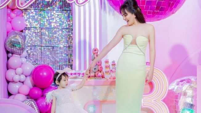 Gaya Seksi Shandy Aulia di Ultah Claire Pakai Gaun Kuning Pastel Banjir Komentar Pedas: Acara Ulang Tahun Anak Memang Kurang Pantas