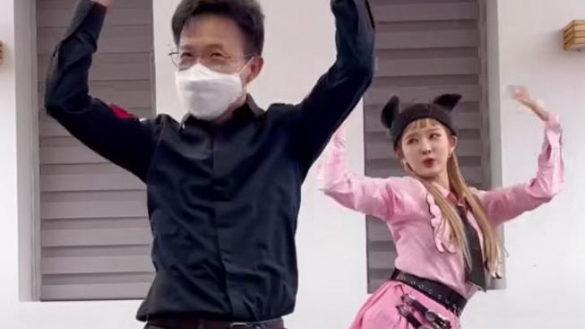 Dijuluki Michel Jackson Korea, Ayah Sieun STAYC Tampil Energik di Tiktok Challenge Teddy Bear