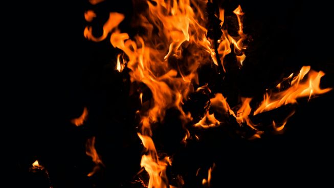 Sebuah Motor Terbakar di Depan SPBU Bandung, Netizen Malah Salahkan Orang Ini
