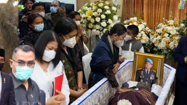 CEK FAKTA: Pemakaman Ferdy Sambo Penuh Kejanggalan, hingga Tercium Bau Menyengat Bak Sinetron Azab?