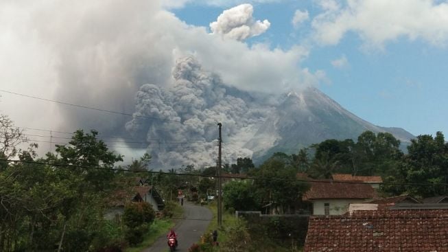 Hari Ini Terjadi, Erupsi Merapi sudah Diprediksi Netizen sejak Kemarin?