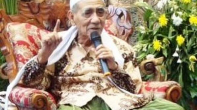 Jangan Sembarangan! Baca Ayat Ini saat Sholat agar Rezeki Lancar, sesuai Anjuran Mbah Moen