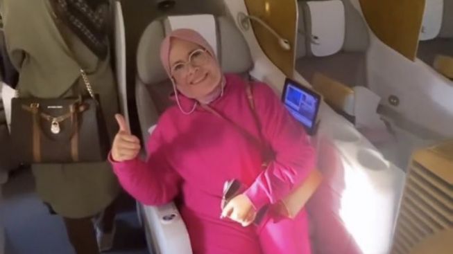 Foto Istri Sekda Riau Naik Pesawat Business Class Beredar, Netizen: Pesawatnya KW?