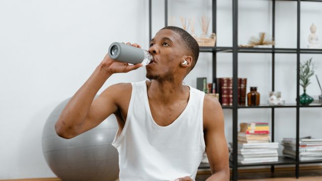 Apakah Banyak Minum Air Putih Bisa Berbahaya? Ini Penjelasan Dokter Saddam Ismail