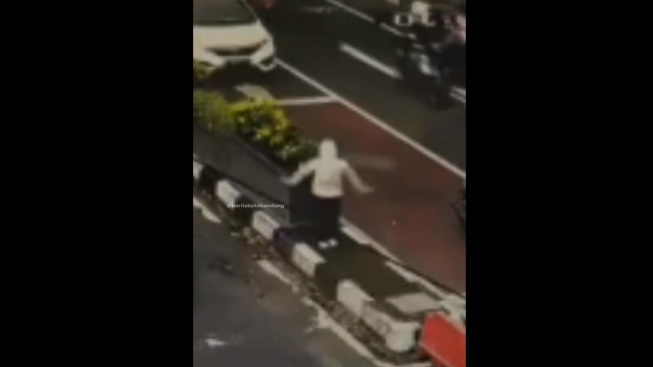 Ngeri, Viral Perempuan Joget Sendirian di Tengah Jalan Kota Bandung? Netizen: Kasihan