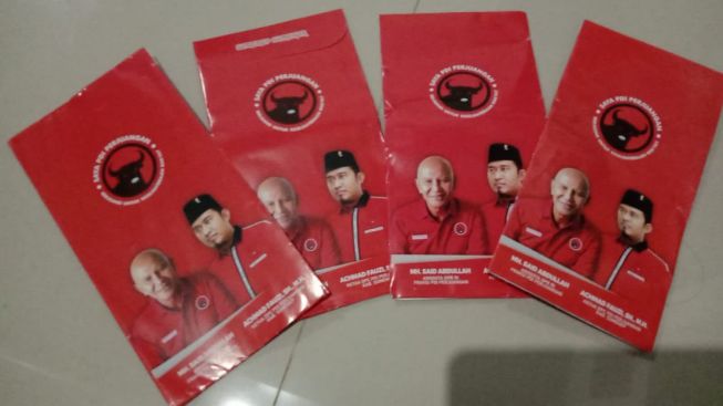 Bawaslu Trending! Ada yang Bagi-bagi Amplop Merah Gambar Banteng?