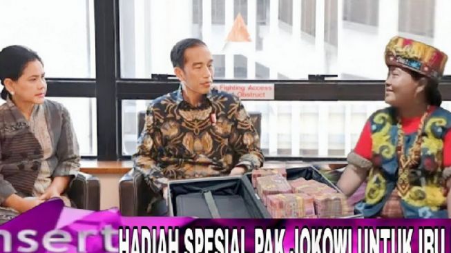 CEK FAKTA: Presiden Jokowi Memberikan Hadiah Uang ke Ibu Ida Dayak hingga Terharu, Benarkah?