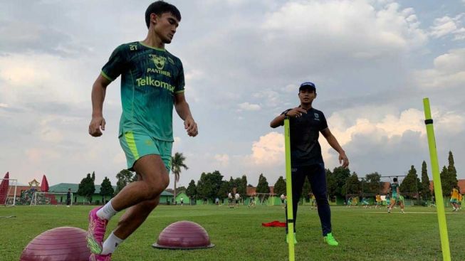 Zalnando Memilih Tidak Tergesa-gesa Latihan Penuh Bersama Squad Persib Bandung: Menjaga Kaki