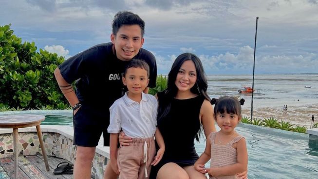 Rachel Vennya Liburan Bersama Okin dan Anak-anak, Netizen: Mending Balikan Aja!