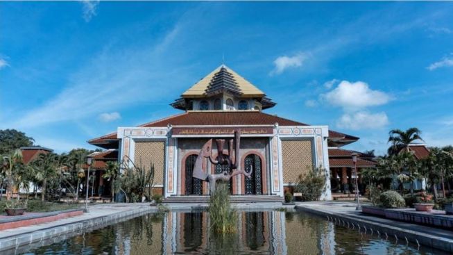 Menarik! Masjid Ini Selenggarakan Sholat Idul Fitri Dua Kali, Pengelola: Ikut Salah Satu Saja, Jangan Dua-duanya!