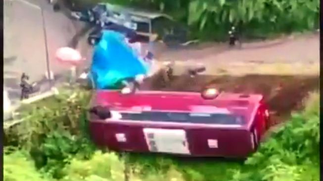 Bus Rombongan Peziarah Kecelakaan di Guci, Meluncur dan Terguling Berkali-kali hingga Masuk Jurang