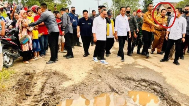 Sadar Diri Gak Bisa Kerja? Arinal Djunaidi 'Sembunyi' saat Jokowi Pantau Kondisi Jalan di Lampung