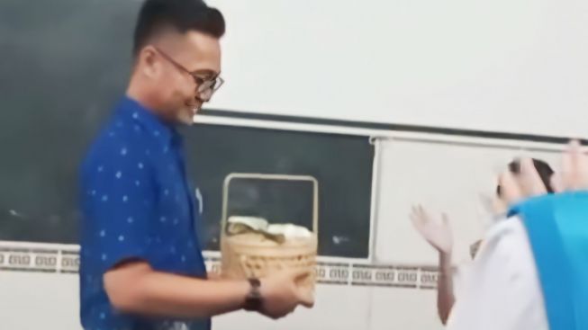 Viral TikTok! Seorang Guru Muslim di Sekolah Katolik Dapat Bingkisan Lebaran dari Murid-muridnya