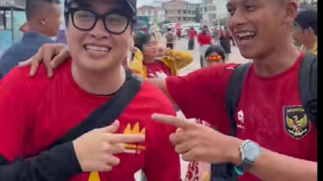KOCAK! Suporter Vietnam Doakan Timnya Sendiri Kalah?