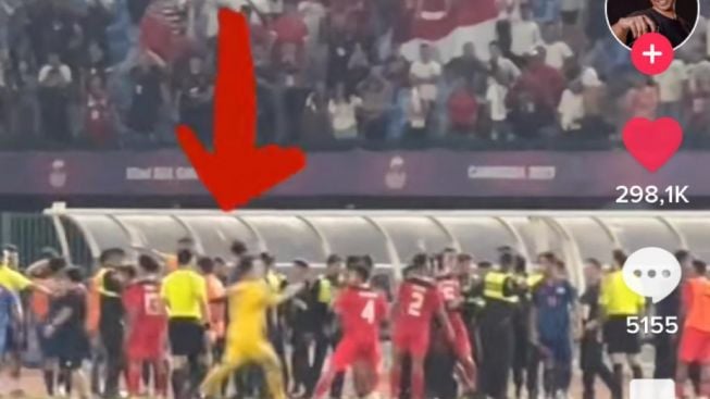 Momen Kiper Thailand Lari Bagai Citah Lalu menerjang Bak Shaolin Soccer Terhadap Pemain Timnas Indonesia