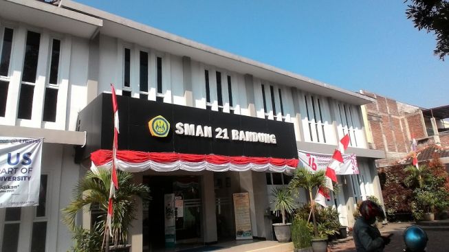 Uang Rp400 Juta Raib Digondol Agen Travel, 350 Siswa SMAN 21 Bandung Terancam Gagal Study Tour!
