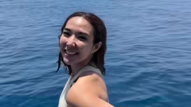 Viral Video Gisella Anastasia Pakai Tank Top Ungu Dipeluk Lelaki, Warganet: Info Link