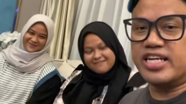 Momen Syarifah, Siswi SMP yang Didzolimi Pemkot Jambi Bertemu Uya Kuya