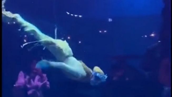The Little Mermaid Syari! Aksi Keren Ria Ricis Jadi Mermaid di Aquarium Jakarta