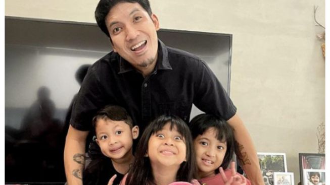 Sudah Pisah Rumah, Desta Unggah Isi Chat dengan Anaknya: Jangan Chat Terus Ayah